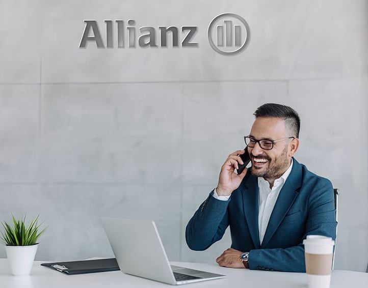 Imagen de un agente atendiendo a un cliente por teléfono