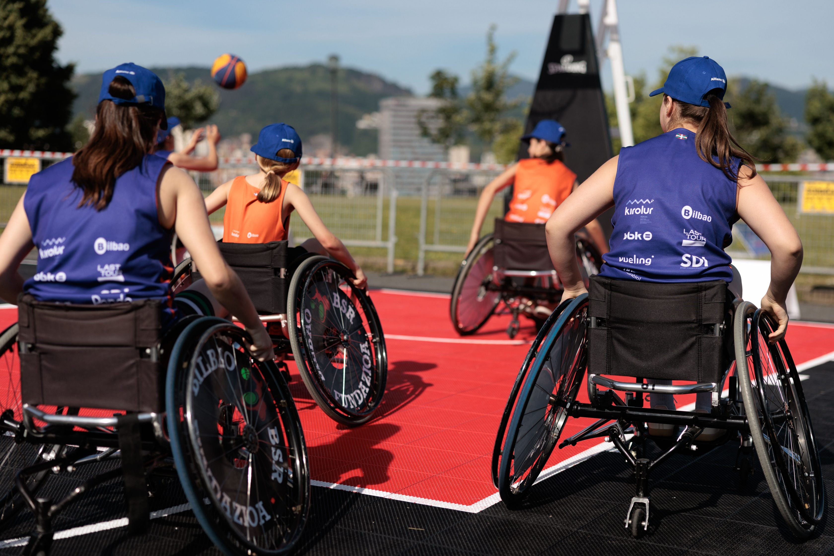 Imagen de un grupo de atletas en silla de ruedas jugando al baloncesto