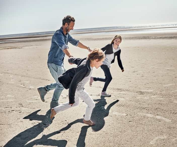 Imagen de padre jugando con sus hijos