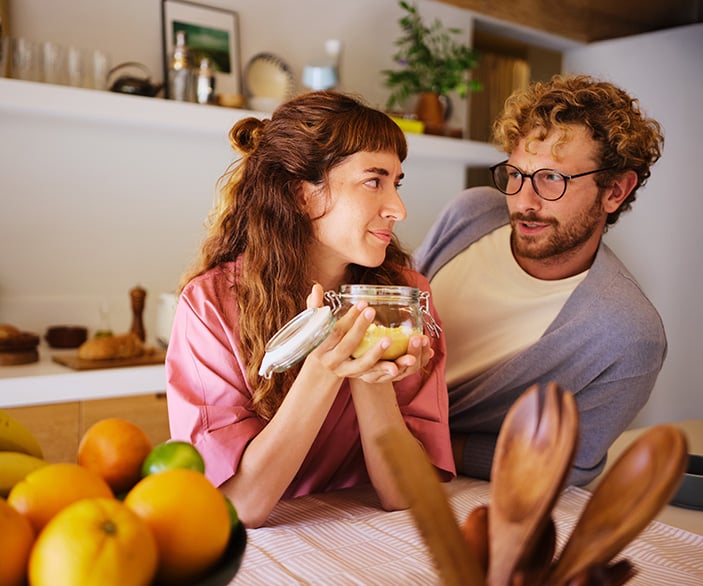 Imagen de una pareja en la cocina mirando el uno al otro