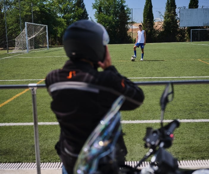 Imagen de un hombre quitando su casco