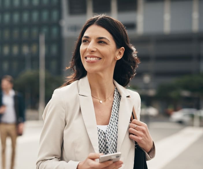 Imagen de una trabajadora entrando a su lugar de trabajo