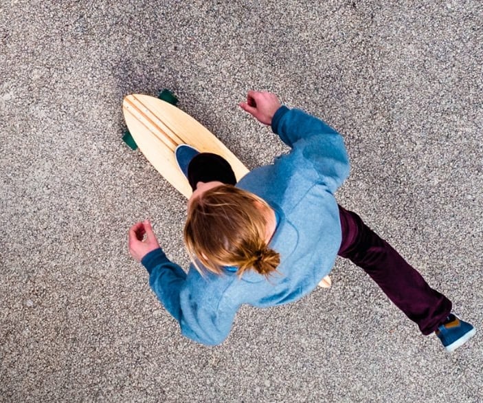 Imagen de un hombre en patinete