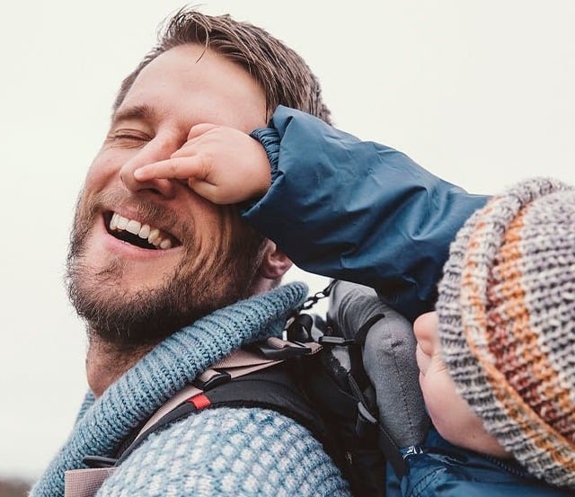 Imagen de un niño colocando su dedo encima de la nariz de su padre en un gesto cariñoso