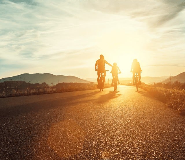 Imagen de una familia juntos montados en bicicletas