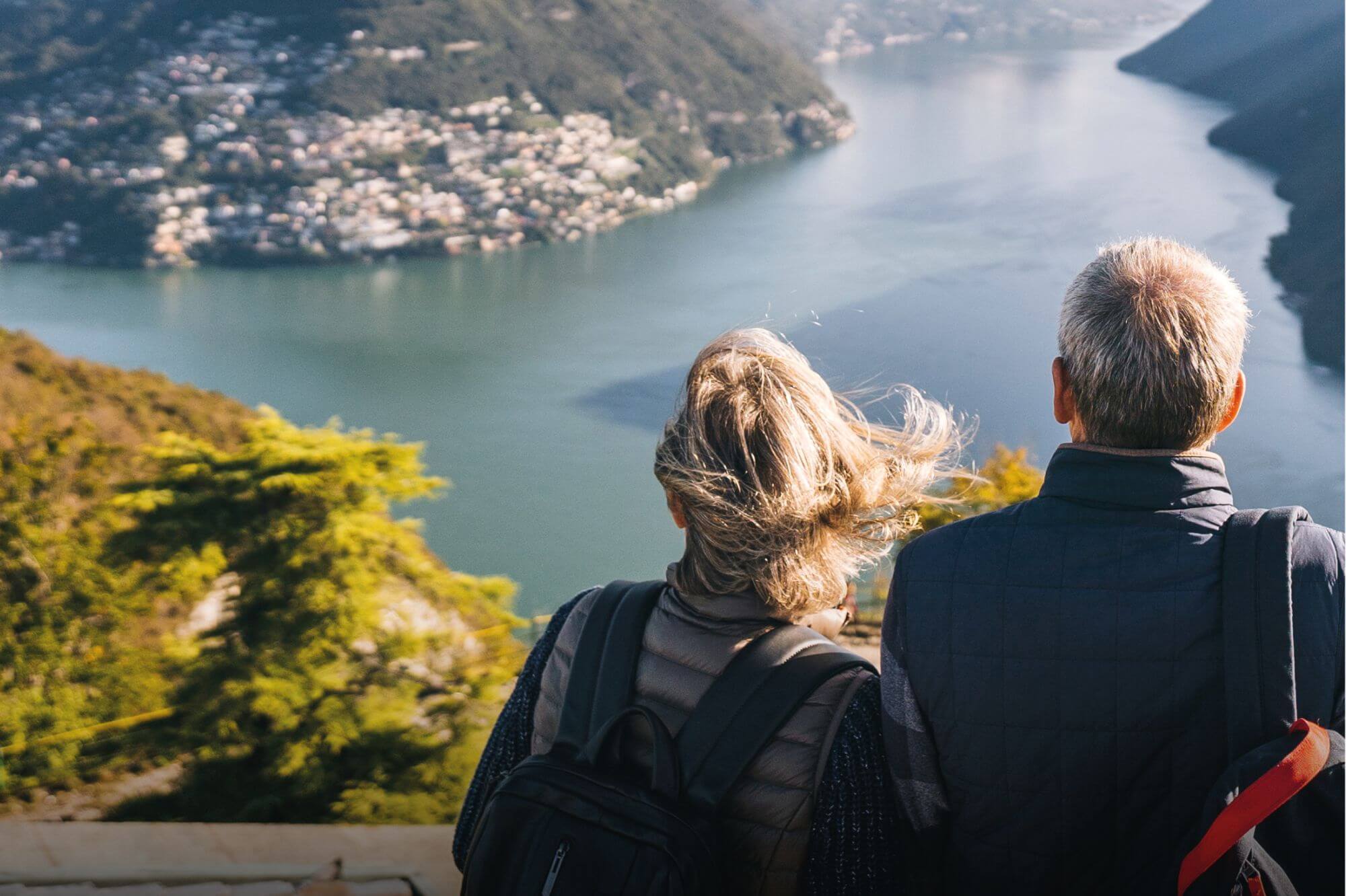 Imagen de una madre teleworking con su bebé en brazos