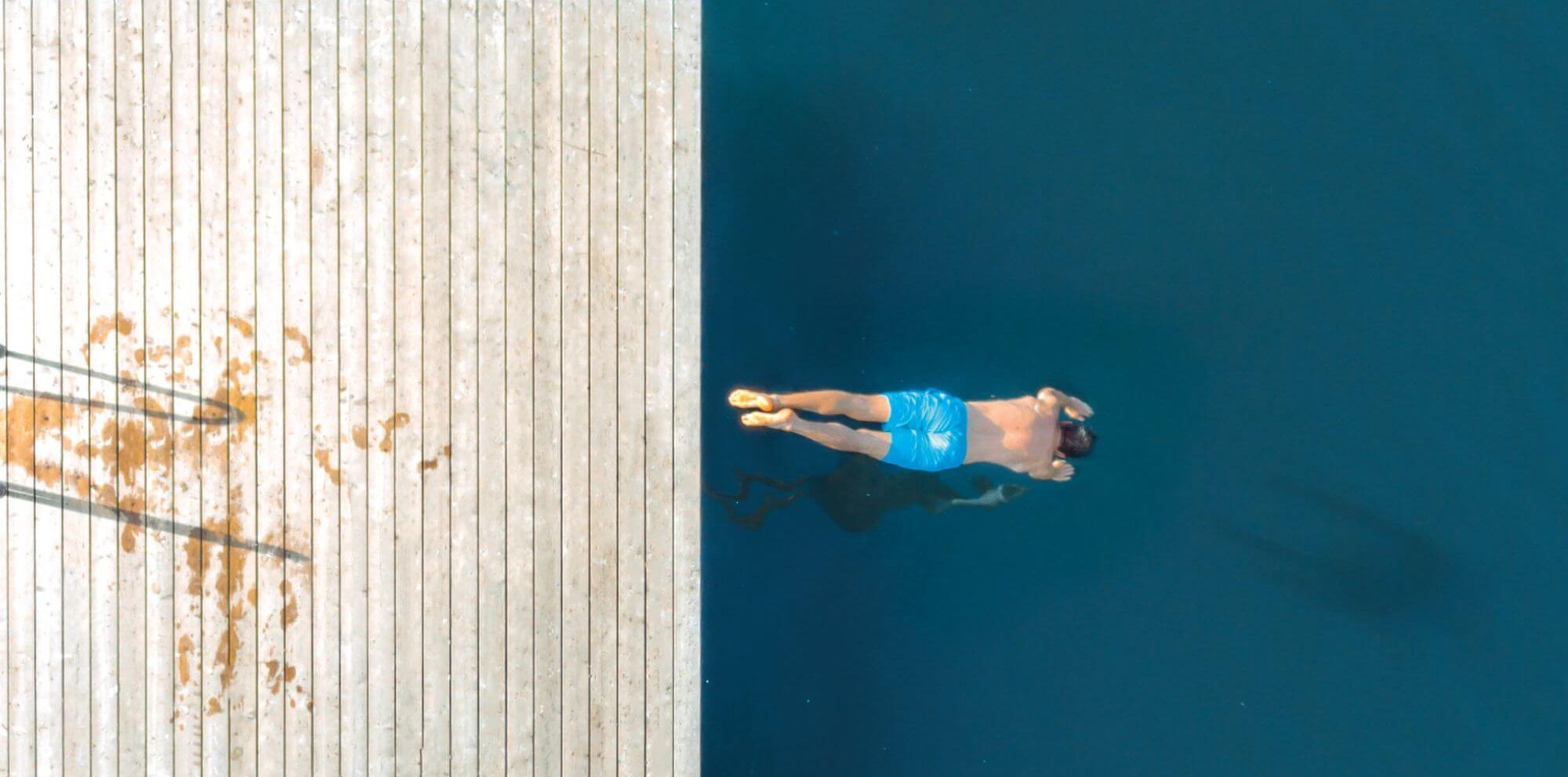Imagen de una persona nadando en un lago de agua dulce