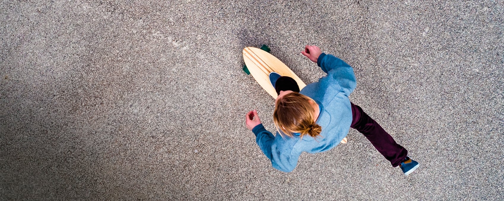 pareja relajada pensando en sus inversiones estirados en la terraza