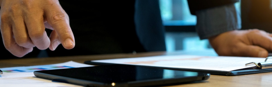 Imagen de un hombre tecleando en tu tablet