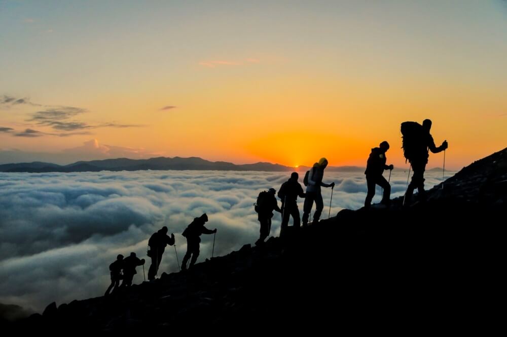  Imagen de un grupo de personas haciendo una excursión por las montañas