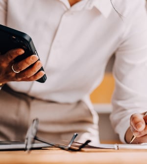 Imagen de startup PYME emprendedora de pequeñas empresas de una mujer asiática independiente que usa delantal usando una computadora portátil y una caja para recibir y revisar pedidos en línea para prepararse para empacar y vender a clientes en línea ideas de negocios para PYME