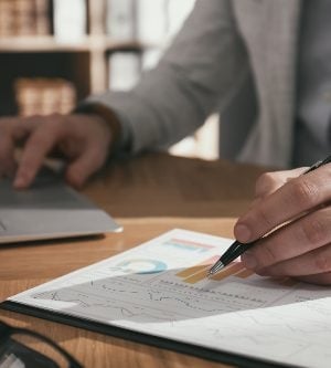 Imagen de una persona usando una calculadora