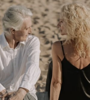 Imagen de dos personas en la playa