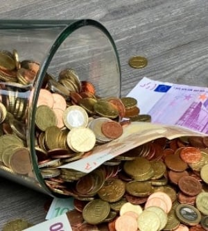 Imagen de monedas y billetes