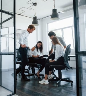 Imagen de un grupo de empleados en una reunión de trabajo