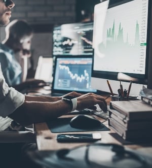 Imagen de un hombre navegando por internet en su ordenador