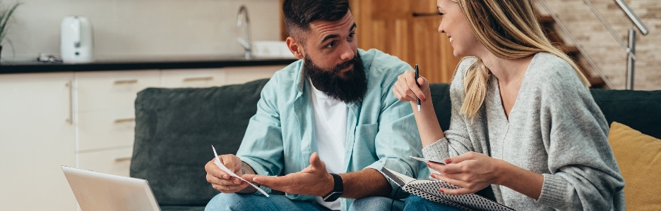 Imagen de una pareja joven planificando su presupuesto juntos en una computadora portátil en casa