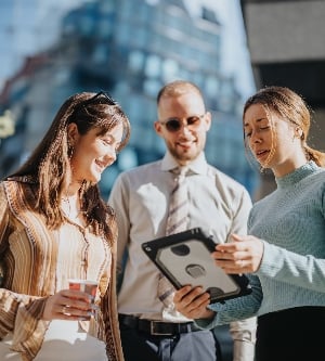 Imagen de un equipo corporativo que analiza las tendencias del mercado y la planificación estratégica en un entorno urbano mientras colabora con socios comerciales