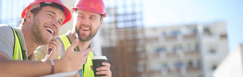 Imagen de trabajadores de la construcción que tienen un descanso en el sitio de construcción