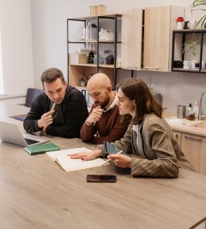 Imagen de profesionales de negocios discutiendo documentos juntos durante una reunión en una oficina