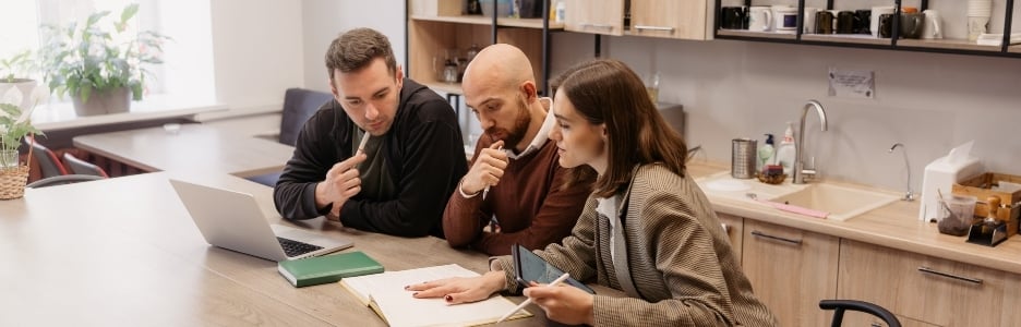 Imagen de profesionales de negocios discutiendo documentos juntos durante una reunión en una oficina