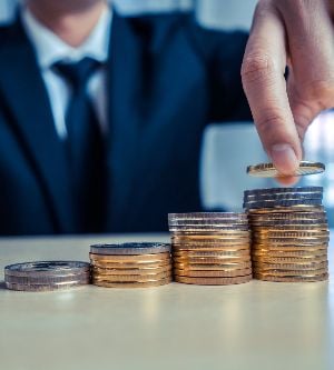 Imagen de un hombre contando monedas sobre la mesa