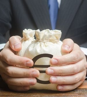 Imagen de un hombre con una bolsa de dinero