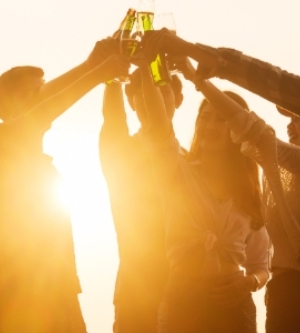 Imagen de unos amigos saludando entre ellos