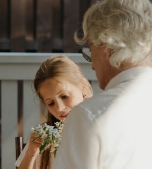 Imagen de un trabajador atendiendo una niña