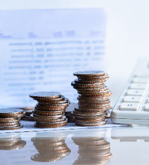 Imagen de monedas sobre una mesa