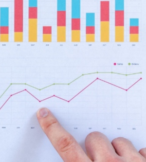Imagen de un dedo apuntando a un gráfico linear