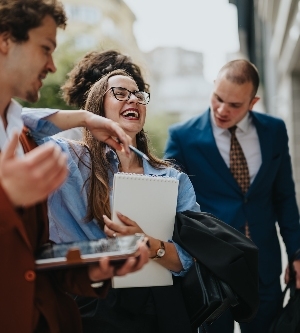 Imagen de compañeros de trabajo charlando y pasándolo bien con risas