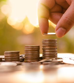 Imagen de una persona contando monedas