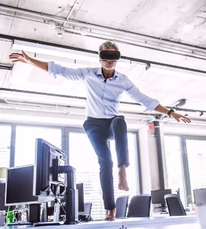 Imagen de un hombre en la oficina con gafas de inteligencia artificial