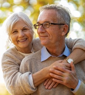 Imagen de una pareja mayor dandose un abrazo