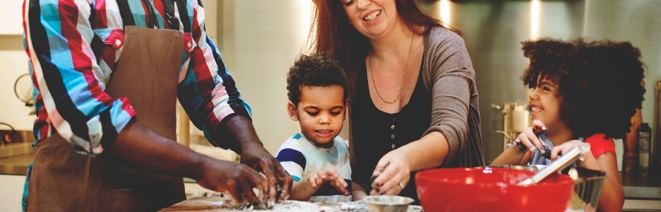 Imagen de una familia diversa cocinando juntos