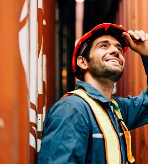 Imagen de un trabajador ingeniero de almacén que trabaja en el patio de contenedores industriales.