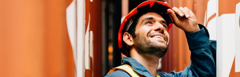 Imagen de un trabajador ingeniero de almacén que trabaja en el patio de contenedores industriales.