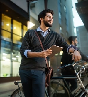 Imagen de un hombre con su bicicleta