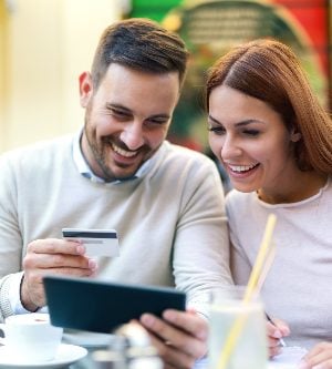 Imagen de una pareja utilizando tarjeta bancaria