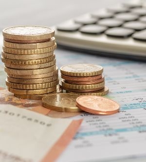 Imagen de monedas y billete euros sobre una mesa