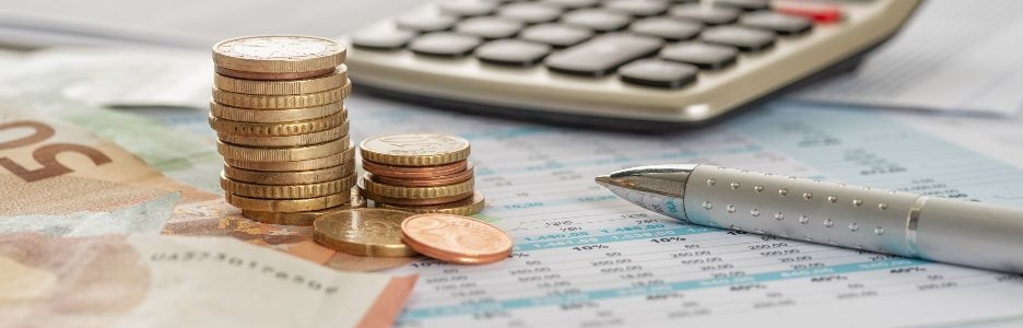 Imagen de monedas y billete euros sobre una mesa