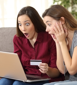 Imagen de dos mujeres haciendo una compra online con su ordenador portátil