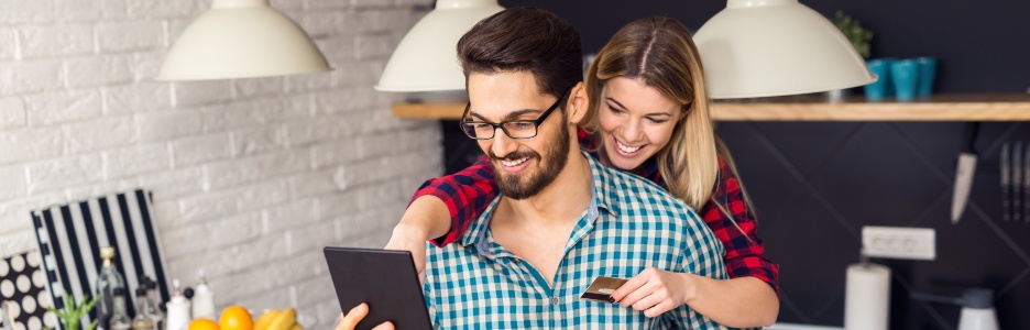 Imagen de una pareja haciendo una compra por internet