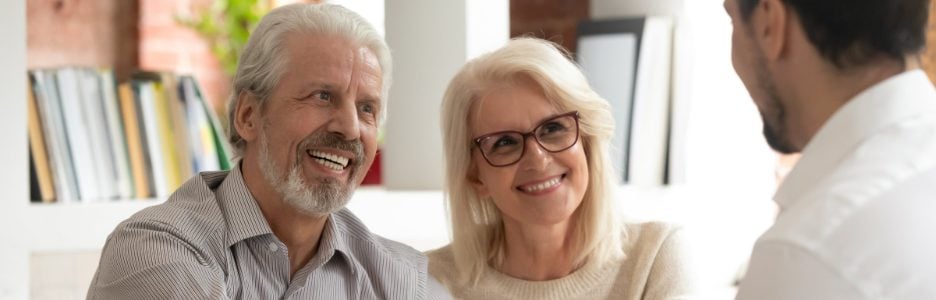 Imagen de una pareja cerrando un acuerdo con un gestor