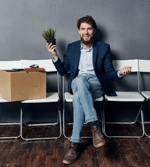 Imagen de un empleado con una planta en su mano