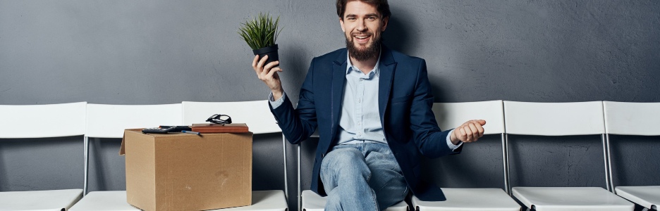 Imagen de un empleado con una planta en su mano