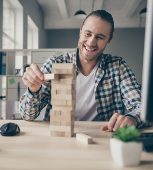 Imagen de un hombre jugando a Jenga