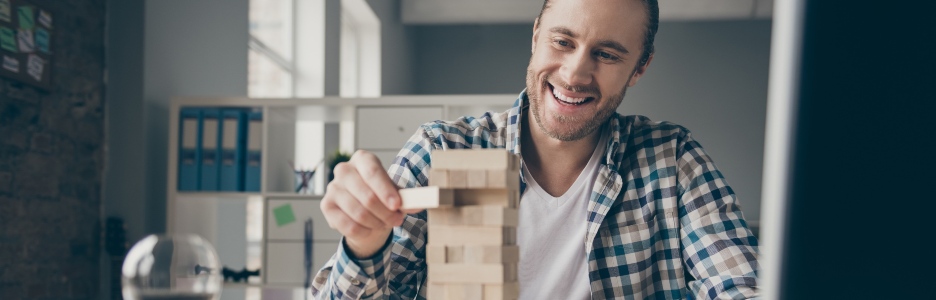 Imagen de un hombre jugando a Jenga