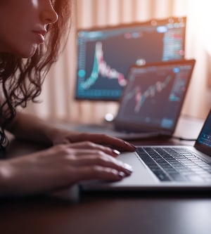 Imagen de una mujer morena comercio de divisas en casa